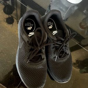 Sz 9 almost brand new Nikes.